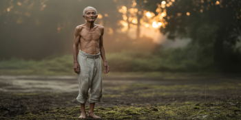 O Hábito de um Senhor de 101 Anos: Caminhar Descalço ao Amanhecer Pode Prolongar a Vida?