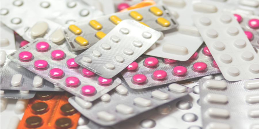 O ibuprofeno é amplamente utilizado, mas exige atenção à dose e ao intervalo entre as tomadas para evitar riscos à saúde.