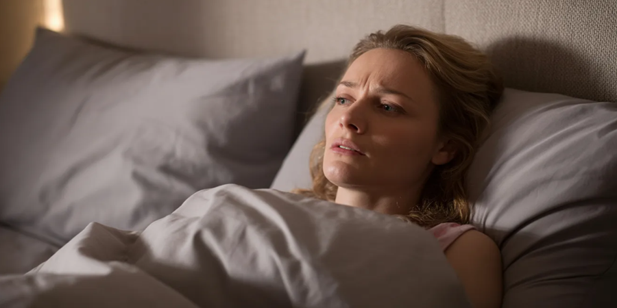 Sintomas persistentes como cansaço extremo e suores noturnos não devem ser ignorados e podem indicar problemas de saúde mais sérios.