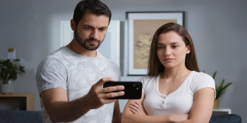 Casais que postam fotos demais podem estar escondendo inseguranças graves