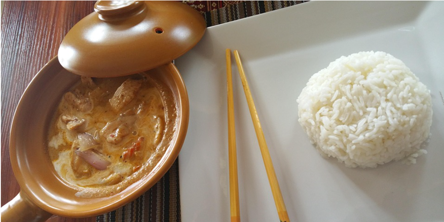 O arroz cozido em temperatura ambiente por tempo prolongado pode se tornar um vilão para sua saúde.