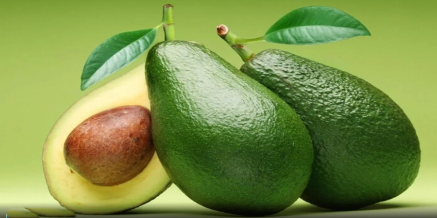 Abacate cremoso com ingredientes frescos: uma combinação poderosa contra a hipertensão e o colesterol alto.